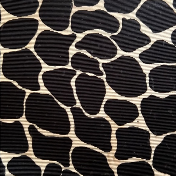 Vintage Black and white animal print handbag with snap closure, inside pocket. - Picture 5 of 6